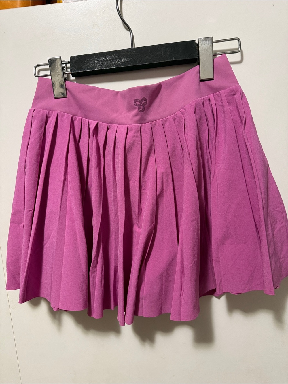 SIZE: MED TNA Pleated Mini Skirt in Bright Magenta - Picture 2 of 2